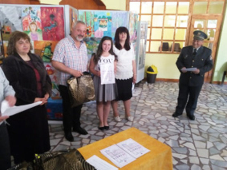 25 творби са отличени в областния конкурс „С очите си видях бедата“, подредени са в изложба в ОДК-Кърджали