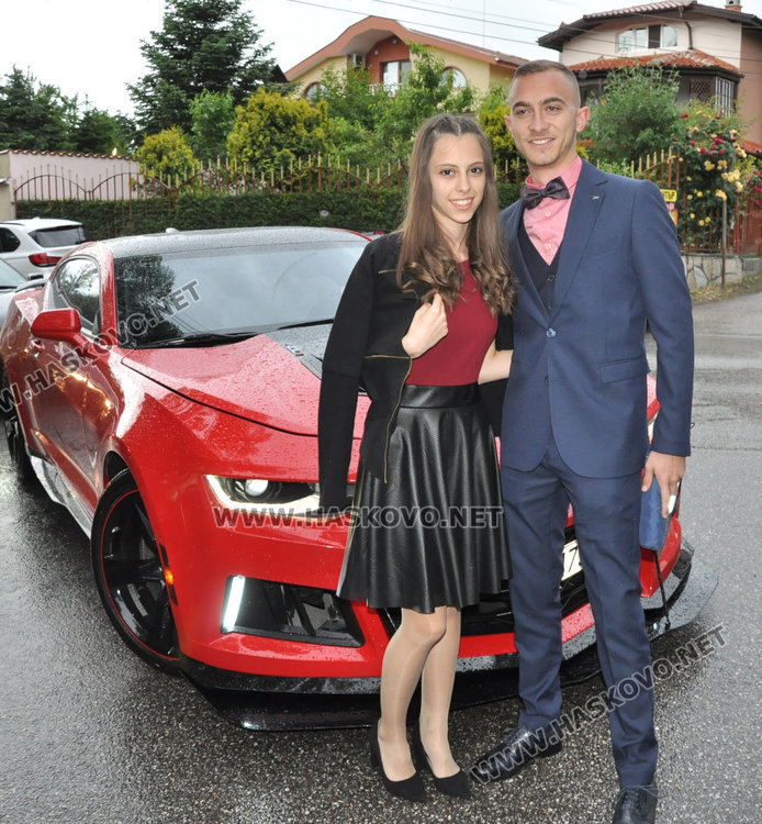 Царската гимназия даде старт на сезона на баловете в Хасково