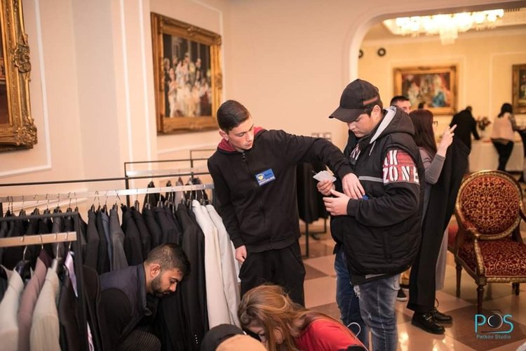 Младежи от Първомай помагат на абитуриенти в неравностойно положение