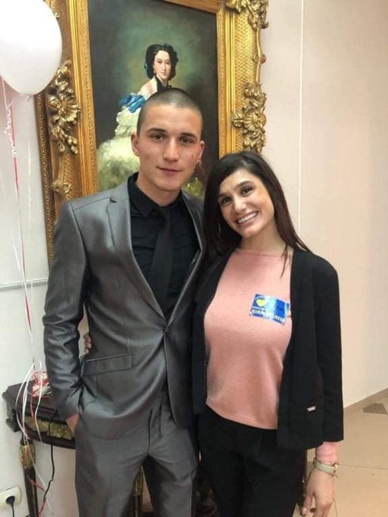 Младежи от Първомай помагат на абитуриенти в неравностойно положение