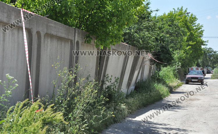 Премахват опасната ограда на бившата казарма през юни