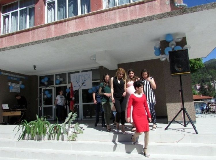 Въпреки трудностите от различен характер девойката успя да завърши трудната специалност в гимназията по електротехника в девин