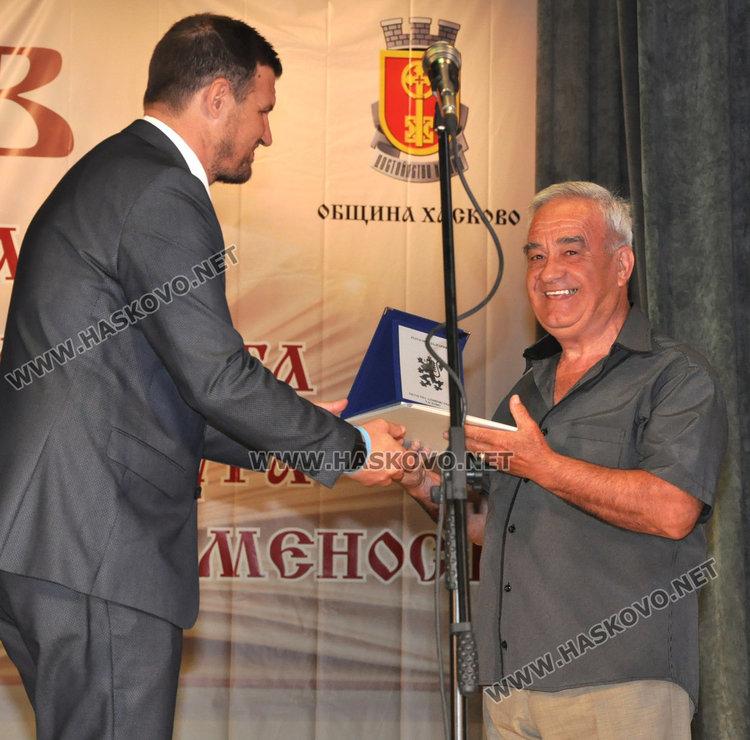 Празнично шествие за 24 май в Хасково, отличиха изявени ученици и учители 