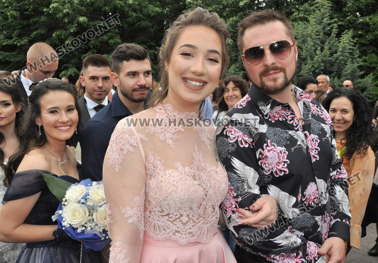 Стил и красота показаха абитуриентите от Езиковата гимназия в Хасково