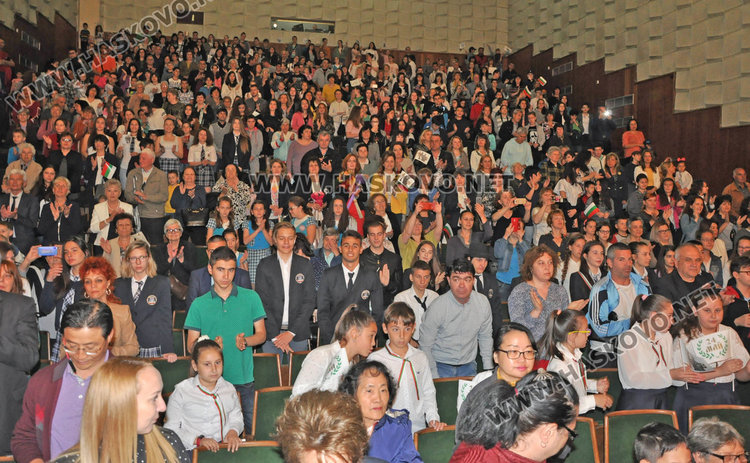 Празнично шествие за 24 май в Хасково, отличиха изявени ученици и учители 