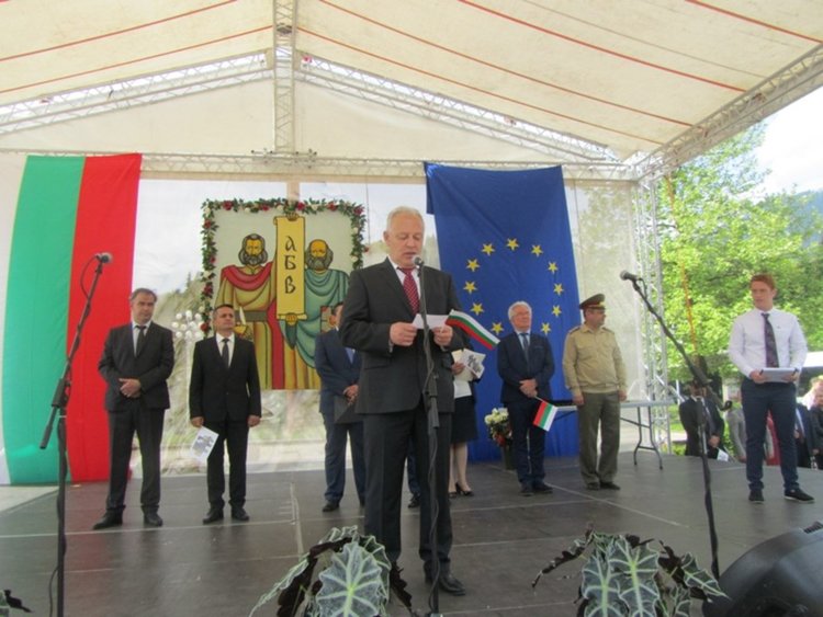 Николай Мелемов: В тежките исторически моменти, нацията се е съхранила чрез образованието. Честит празник!