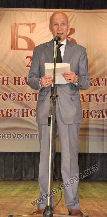 Празнично шествие за 24 май в Хасково, отличиха изявени ученици и учители 