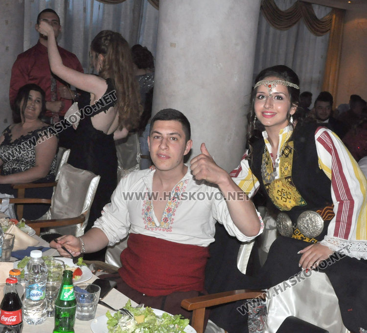 Абитуриенти с народни носии на бала на ПГЛП „Райна Княгиня“