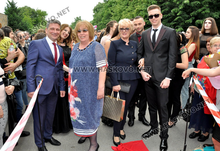 Стил и красота показаха абитуриентите от Езиковата гимназия в Хасково