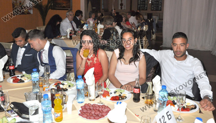 Черно и бяло е дрескодът на бала на Механото