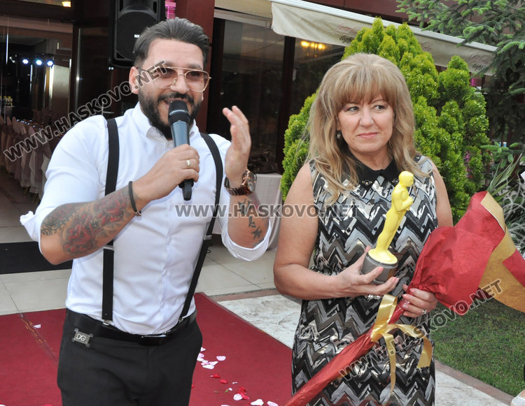 С чаша шампанско и дефиле по червения килим започна балът на Гимназията по туризъм