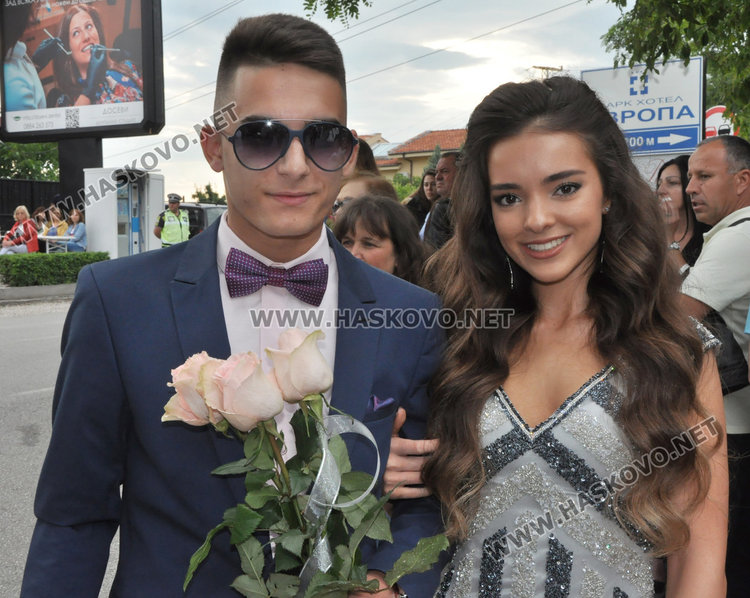 Стил и красота показаха абитуриентите от Езиковата гимназия в Хасково