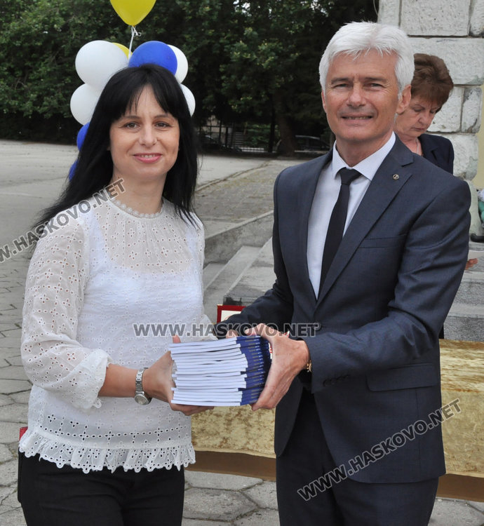 Двама "Ученици на годината" в „Христо Смирненски” получиха  плакети  за 24 май