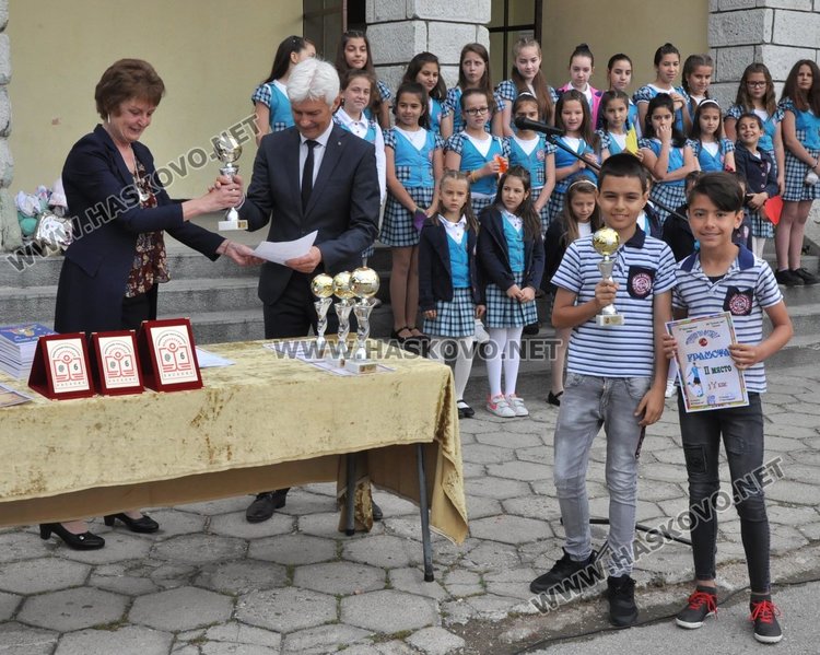 Двама "Ученици на годината" в „Христо Смирненски” получиха  плакети  за 24 май