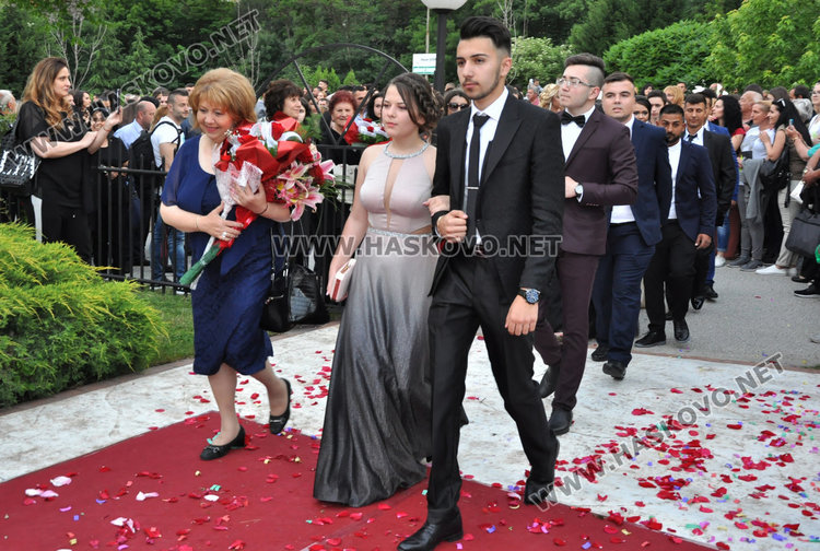 С чаша шампанско и дефиле по червения килим започна балът на Гимназията по туризъм