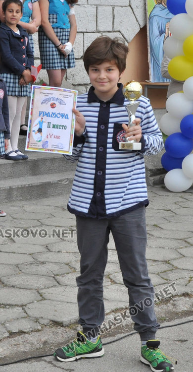 Двама "Ученици на годината" в „Христо Смирненски” получиха  плакети  за 24 май