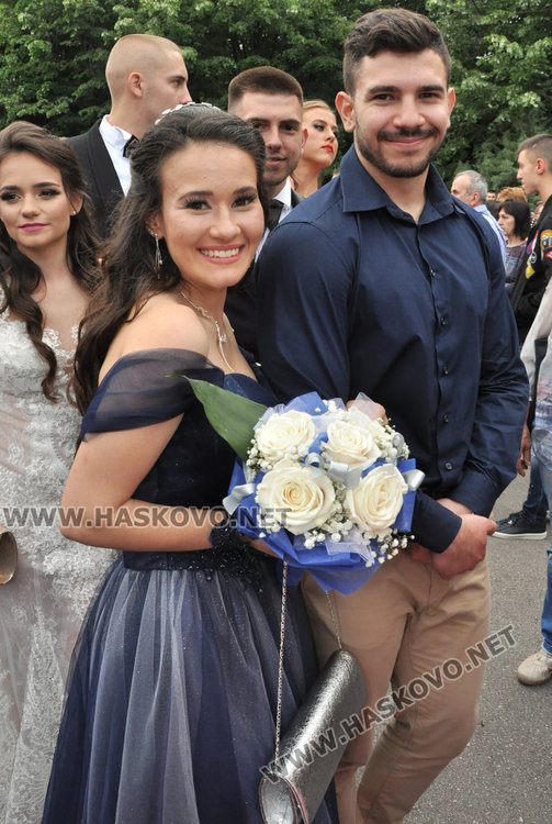 Стил и красота показаха абитуриентите от Езиковата гимназия в Хасково