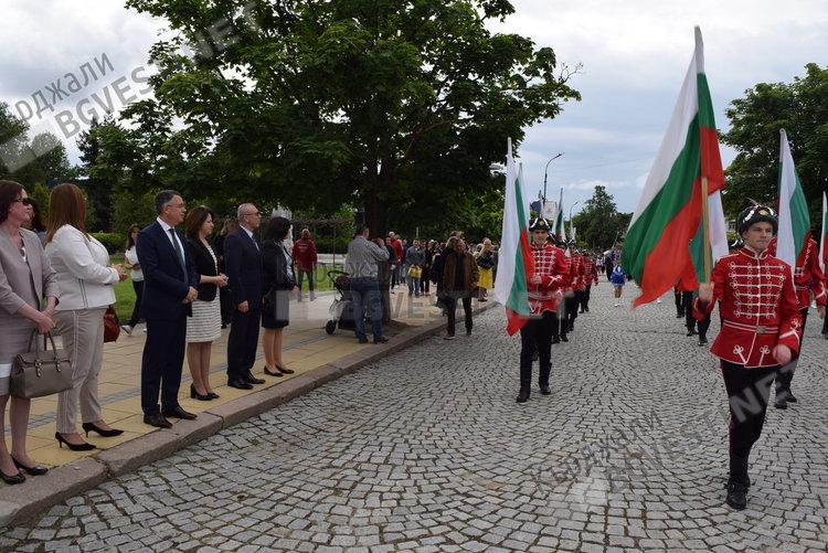 Бъдещето на Кърджали дефилира за 24 май,  кметът награди изявените