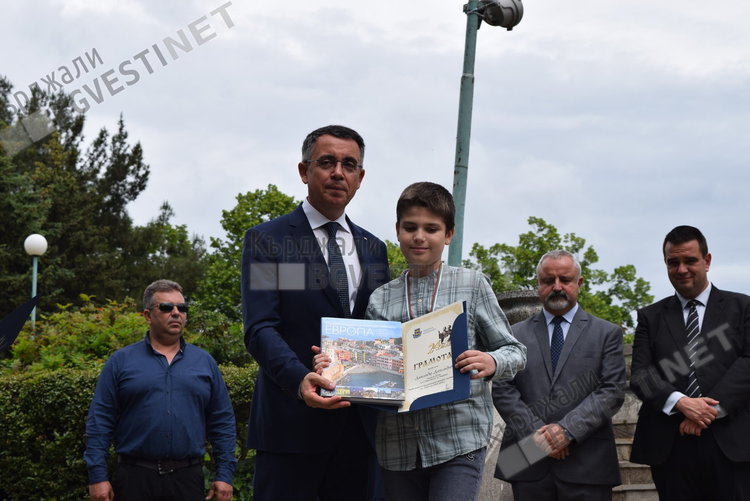 Бъдещето на Кърджали дефилира за 24 май,  кметът награди изявените