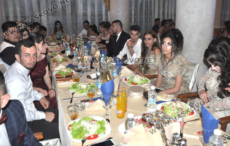 Абитуриенти с народни носии на бала на ПГЛП „Райна Княгиня“