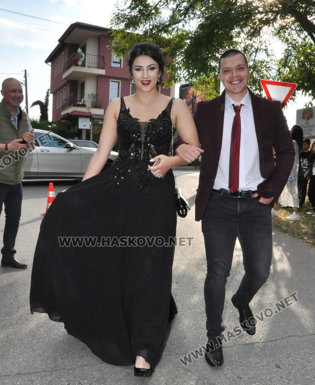 Стил и красота показаха абитуриентите от Езиковата гимназия в Хасково