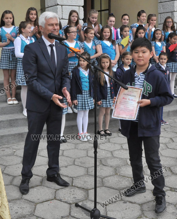 Двама "Ученици на годината" в „Христо Смирненски” получиха  плакети  за 24 май