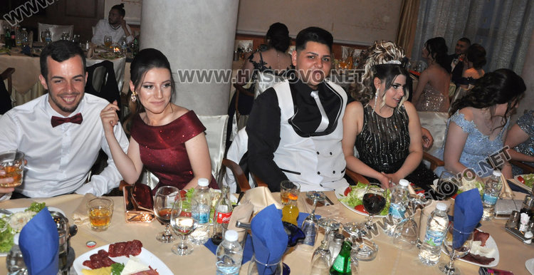 Абитуриенти с народни носии на бала на ПГЛП „Райна Княгиня“