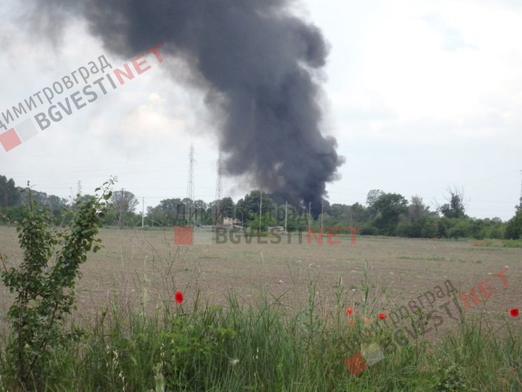 Пожар избухна до железния мост в Димитровград