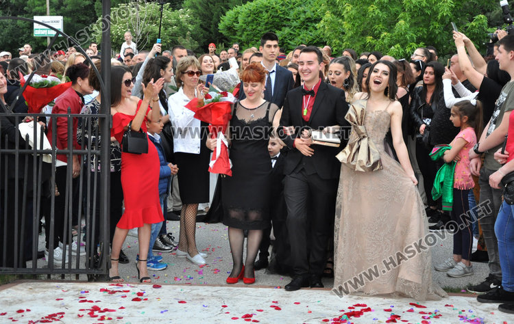 С чаша шампанско и дефиле по червения килим започна балът на Гимназията по туризъм