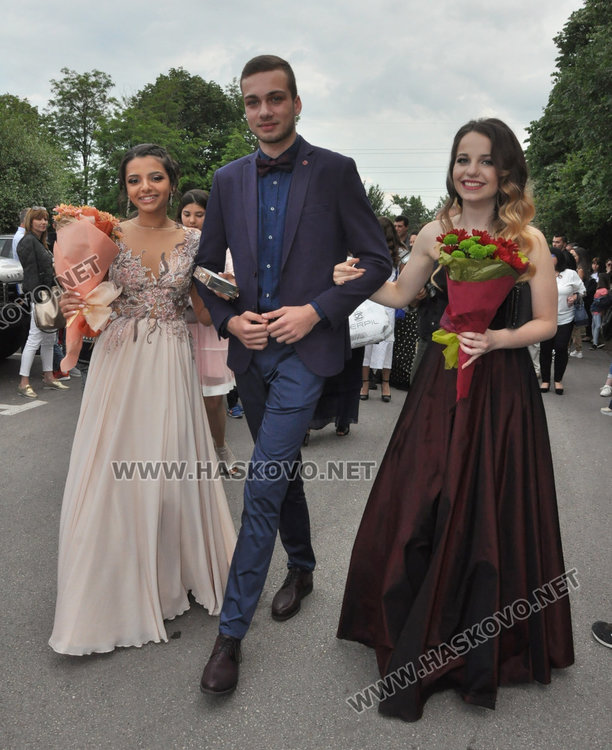 Стил и красота показаха абитуриентите от Езиковата гимназия в Хасково