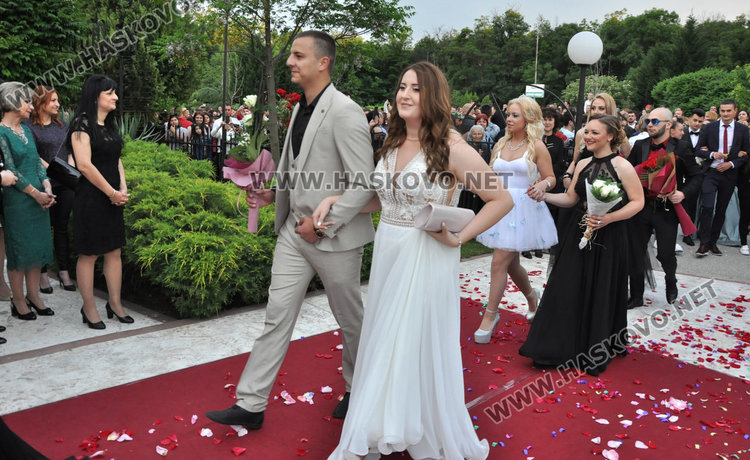С чаша шампанско и дефиле по червения килим започна балът на Гимназията по туризъм