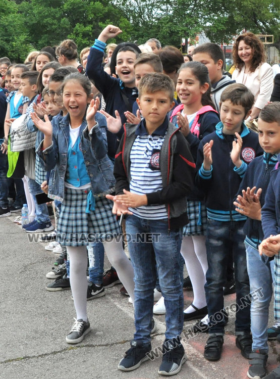 Двама "Ученици на годината" в „Христо Смирненски” получиха  плакети  за 24 май