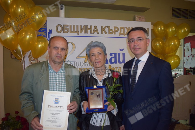 Кметът инж.Хасан Азис награди сайта Кърджали бг вести за добро партньорство