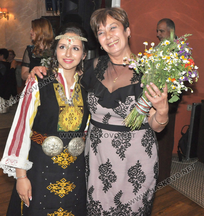 Абитуриенти с народни носии на бала на ПГЛП „Райна Княгиня“