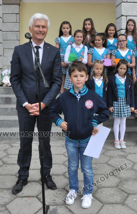 Двама "Ученици на годината" в „Христо Смирненски” получиха  плакети  за 24 май