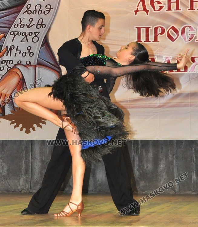 Празнично шествие за 24 май в Хасково, отличиха изявени ученици и учители 