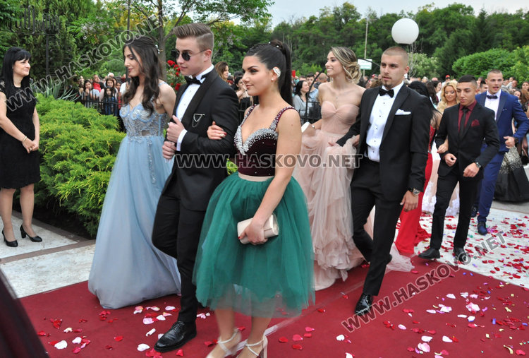 С чаша шампанско и дефиле по червения килим започна балът на Гимназията по туризъм