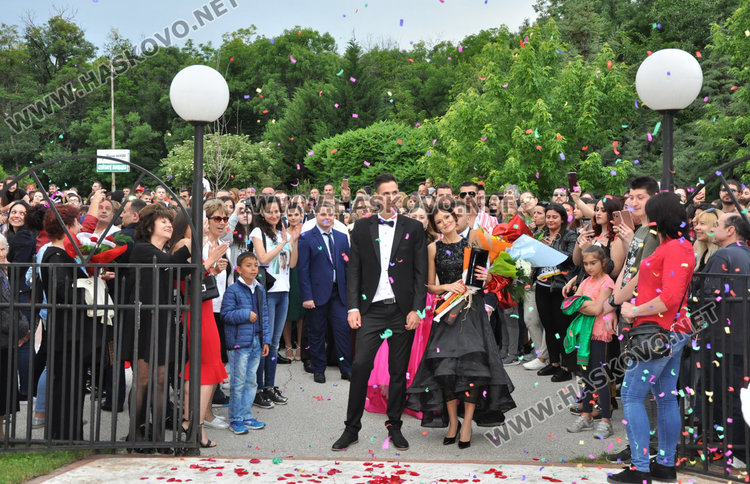 С чаша шампанско и дефиле по червения килим започна балът на Гимназията по туризъм