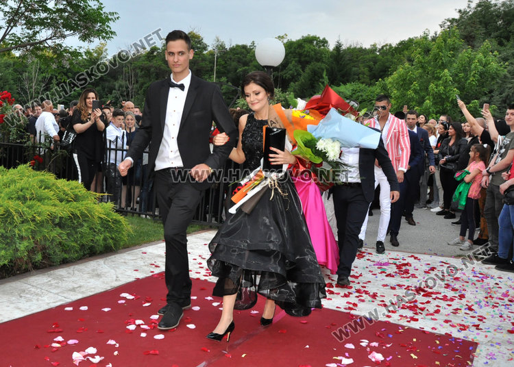 С чаша шампанско и дефиле по червения килим започна балът на Гимназията по туризъм