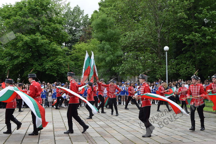 Бъдещето на Кърджали дефилира за 24 май,  кметът награди изявените