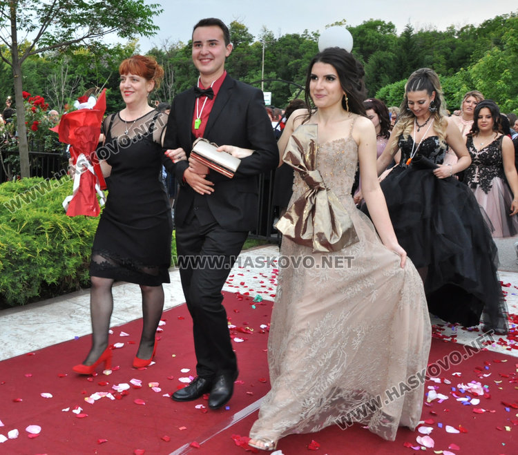 С чаша шампанско и дефиле по червения килим започна балът на Гимназията по туризъм