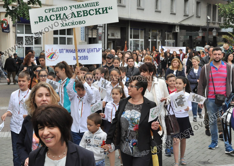 Празнично шествие за 24 май в Хасково, отличиха изявени ученици и учители 