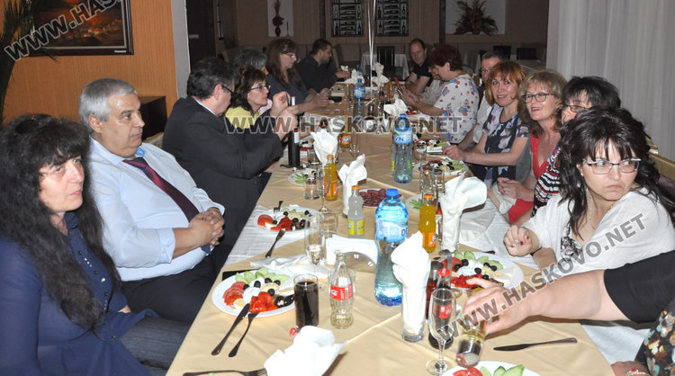 Черно и бяло е дрескодът на бала на Механото