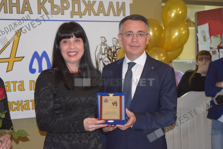 Кметът инж.Хасан Азис награди сайта Кърджали бг вести за добро партньорство