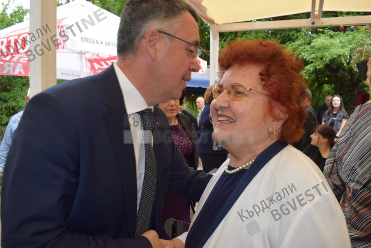 Кметът инж.Хасан Азис награди сайта Кърджали бг вести за добро партньорство