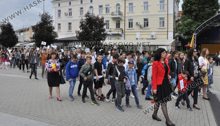 Празнично шествие за 24 май в Хасково, отличиха изявени ученици и учители 