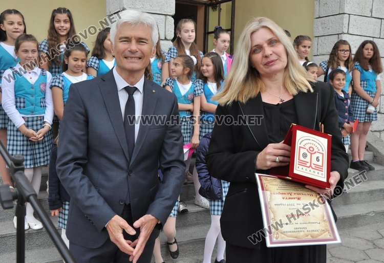 Двама "Ученици на годината" в „Христо Смирненски” получиха  плакети  за 24 май