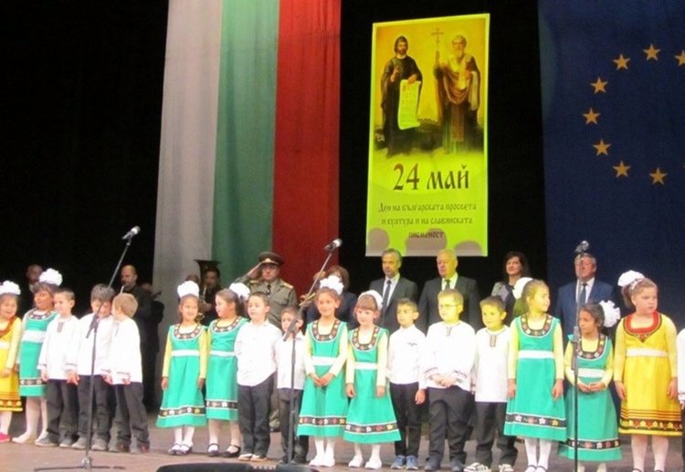 С шествие, награди и празнична програма Смолян чества 24 май 