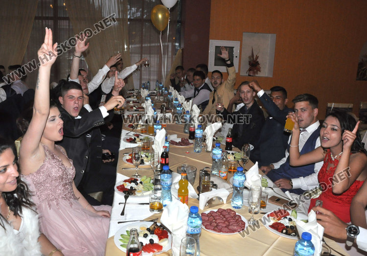 Черно и бяло е дрескодът на бала на Механото