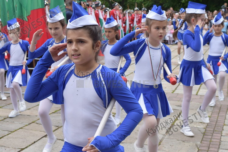 Бъдещето на Кърджали дефилира за 24 май,  кметът награди изявените